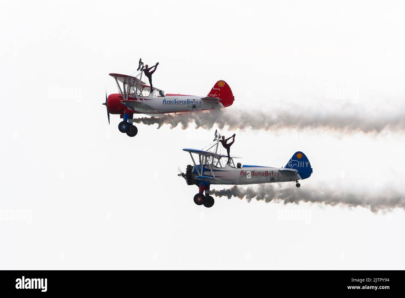 Bournemouth, Dorset, Großbritannien. 1.. September 2022. Die Aerosuperbatics Wingwalkers machen die erste Ausstellung am ersten Tag des Bournemouth Air Festivals in Bournemouth in Dorset. Bildnachweis: Graham Hunt/Alamy Live News Stockfoto