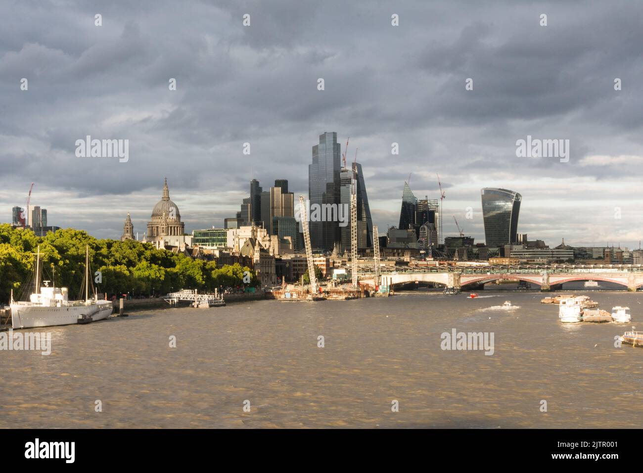 Ein Blick auf die Themse und die Wolkenkratzer der Skyline der City of London von der Waterloo Bridge aus, London, England, Großbritannien Stockfoto