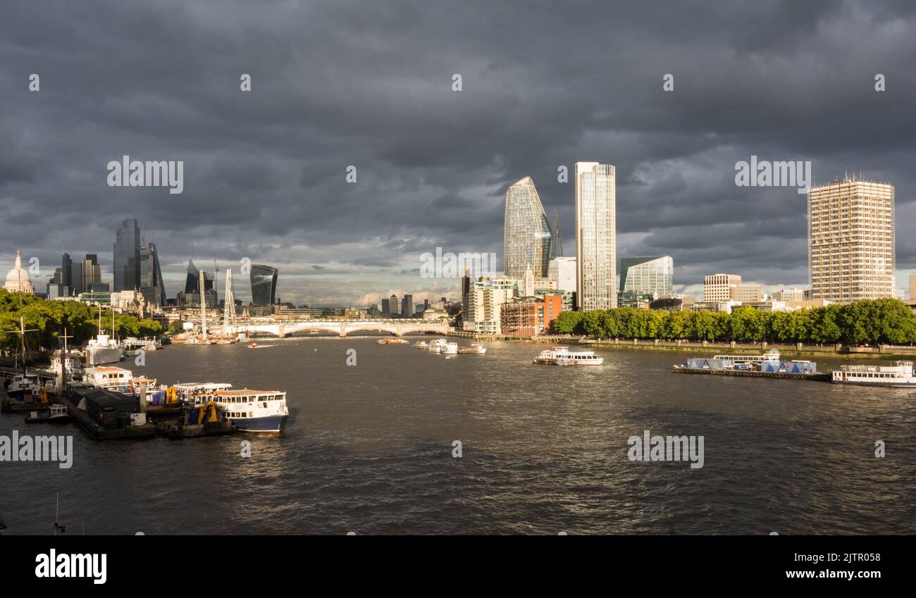 Ein Blick auf die Themse und die Wolkenkratzer der Skyline der City of London von der Waterloo Bridge aus, London, England, Großbritannien Stockfoto