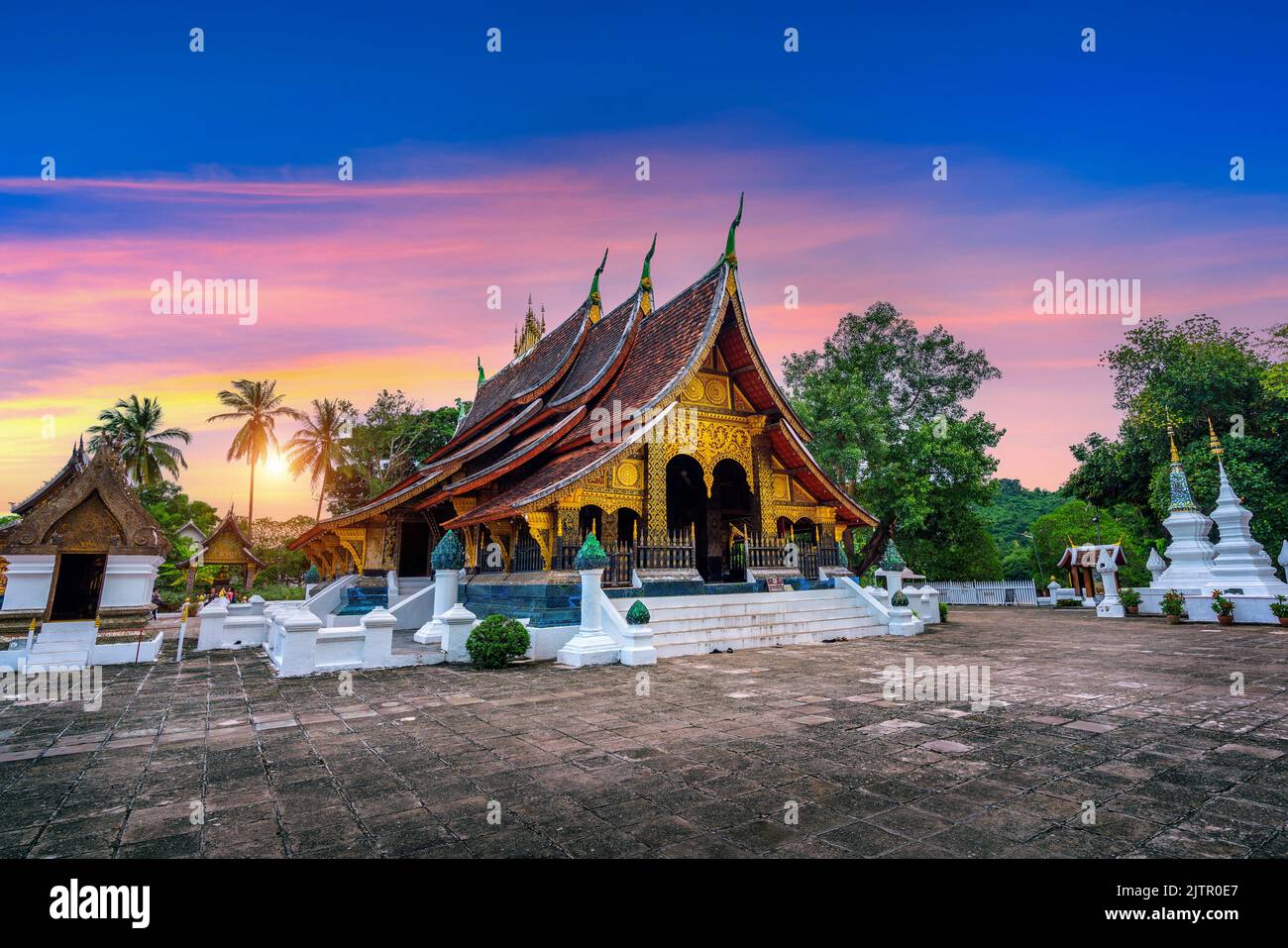 Wat Xieng Thong (Tempel der Goldenen Stadt) bei Sonnenuntergang in Luang Prabang, Laos. Stockfoto