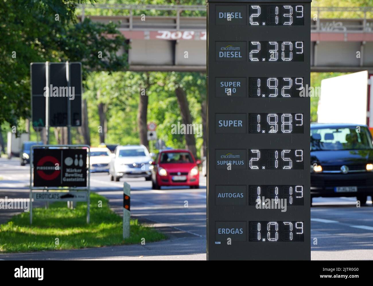 Potsdam, Deutschland. 01. September 2022. Das Display außerhalb des  Eingangs einer Tankstelle zeigt die Preise für Benzin und Diesel sowie Gas  an. In der Nacht vom 31. August auf den 1. September