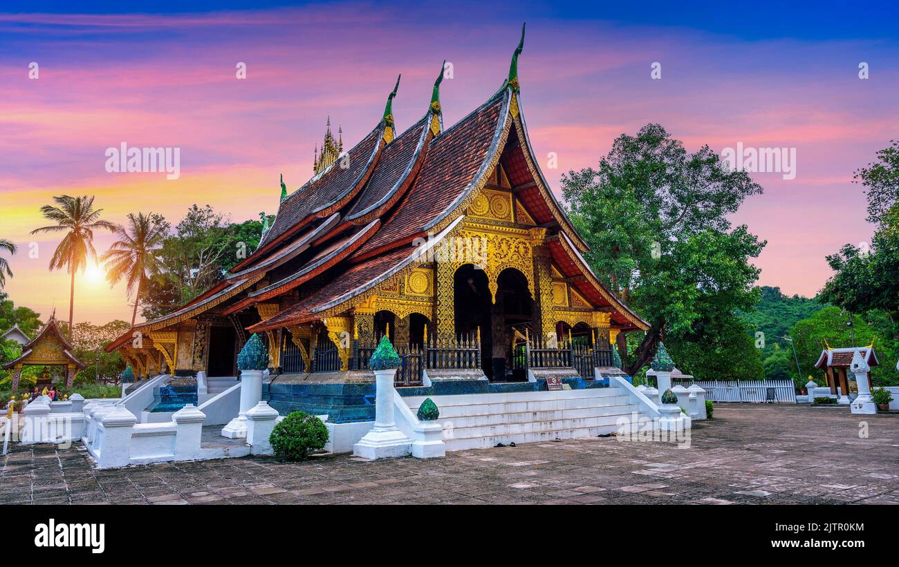 Wat Xieng Thong (Tempel der Goldenen Stadt) bei Sonnenuntergang in Luang Prabang, Laos. Stockfoto