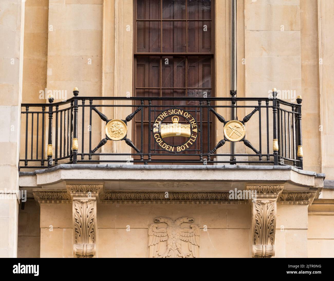 Das „Zeichen der Goldenen Flasche“ vor der Tür von C. Hoare & Co., Großbritanniens ältester privater Einlagenbank, in der Fleet Street, London, England, Großbritannien Stockfoto