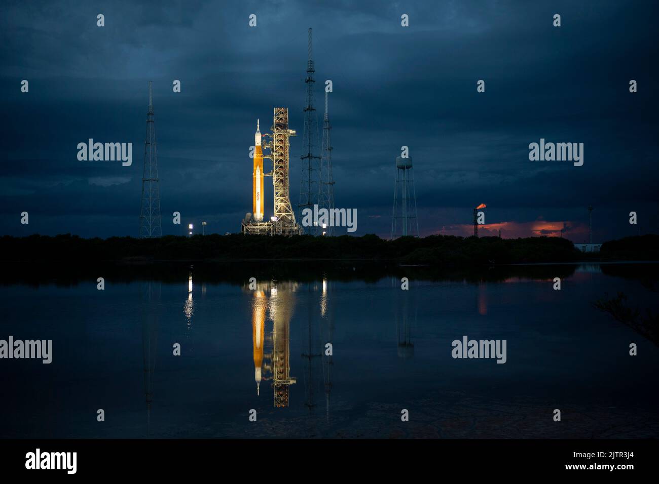 Die NASA-Rakete Space Launch System (SLS) mit der Orion-Sonde an Bord wird bei Sonnenuntergang auf dem mobilen Trägerrakete auf dem Launch Pad 39B gesehen, da die Vorbereitungen für den Start am Mittwoch, den 31. August 2022, im Kennedy Space Center der NASA in Florida fortgesetzt werden. Der Artemis I-Flugtest der NASA ist der erste integrierte Test der Deep-Space-Explorationssysteme der Agentur: Die Raumsonde Orion, die SLS-Rakete und die unterstützenden Bodensysteme. Der Startschuss für den unbemundeten Flugtest ist für den 3. September um 2:17 Uhr EDT vorgesehen. Obligatorische Gutschrift: Joel Kowsky/NASA über CNP /MediaPunch Stockfoto