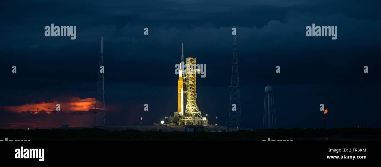 Die NASA-Rakete Space Launch System (SLS) mit der Orion-Sonde an Bord wird bei Sonnenuntergang auf dem mobilen Trägerrakete auf dem Launch Pad 39B gesehen, da die Vorbereitungen für den Start am Mittwoch, den 31. August 2022, im Kennedy Space Center der NASA in Florida fortgesetzt werden. Der Artemis I-Flugtest der NASA ist der erste integrierte Test der Deep-Space-Explorationssysteme der Agentur: Die Raumsonde Orion, die SLS-Rakete und die unterstützenden Bodensysteme. Der Startschuss für den unbemundeten Flugtest ist für den 3. September um 2:17 Uhr EDT vorgesehen. Obligatorische Gutschrift: Joel Kowsky/NASA über CNP /MediaPunch Stockfoto