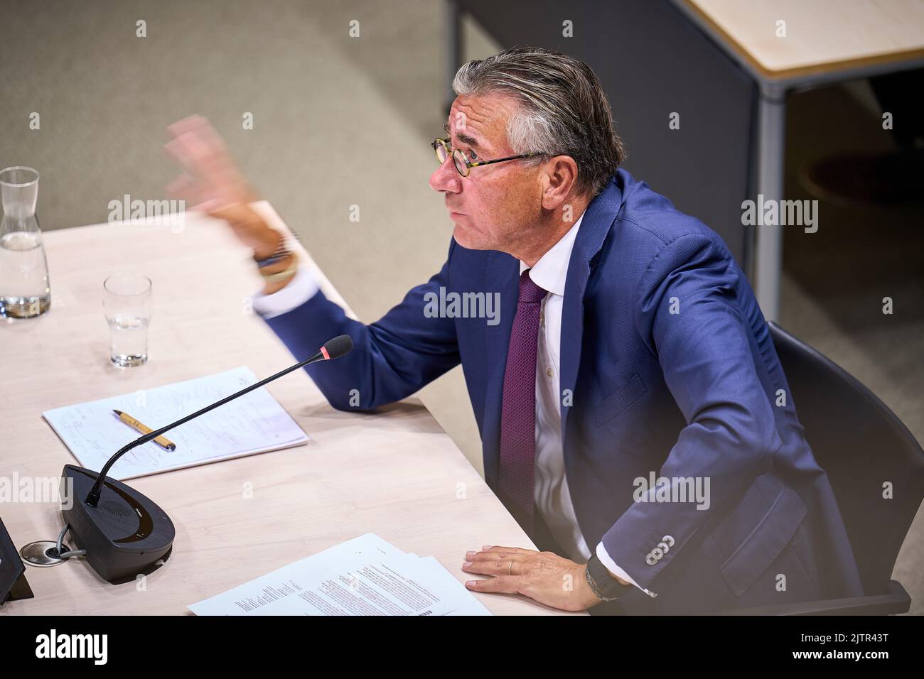 2022-09-01 14:49:02 DEN HAAG - Maxime Verhagen, Minister für Wirtschaft, Landwirtschaft und Innovation und stellvertretender Premierminister im Kabinett Rutte I von 2010 bis 2012 im Polling Room des Repräsentantenhauses während einer öffentlichen Befragung des parlamentarischen Untersuchungsausschusses zur Erdgasförderung in Groningen. Das Komitee untersucht die Jahre der Gasbohrungen in der Provinz. Von 2010 bis 2012 war VERHAGEN Minister für Wirtschaft, Landwirtschaft und Innovation und stellvertretender Premierminister im Kabinett Rutte I. ANP PHIL NIJHUIS niederlande Out - belgien Out Stockfoto