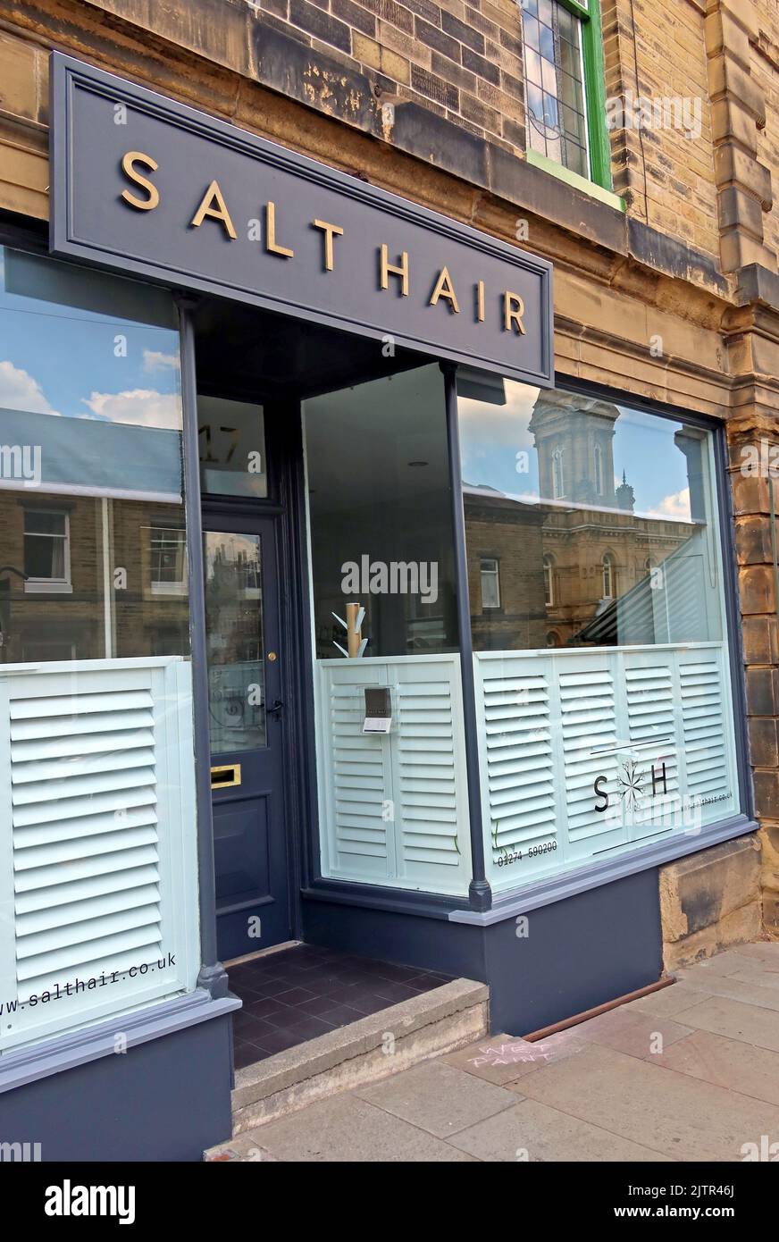 Salzwasser, Friseursalon mit einem Comedy-Namen, 17 Victoria Rd, Saltaire, Shipley, Bradford, West Yorkshire, England, Großbritannien, BD18 3LQ Stockfoto