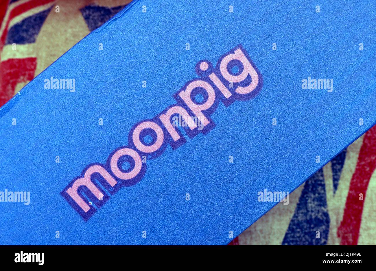Moonpig Delivery Package - Lieferung für jemanden ganz besonderen, Karte und Geschenk. Blaue und rosa Verpackung Stockfoto