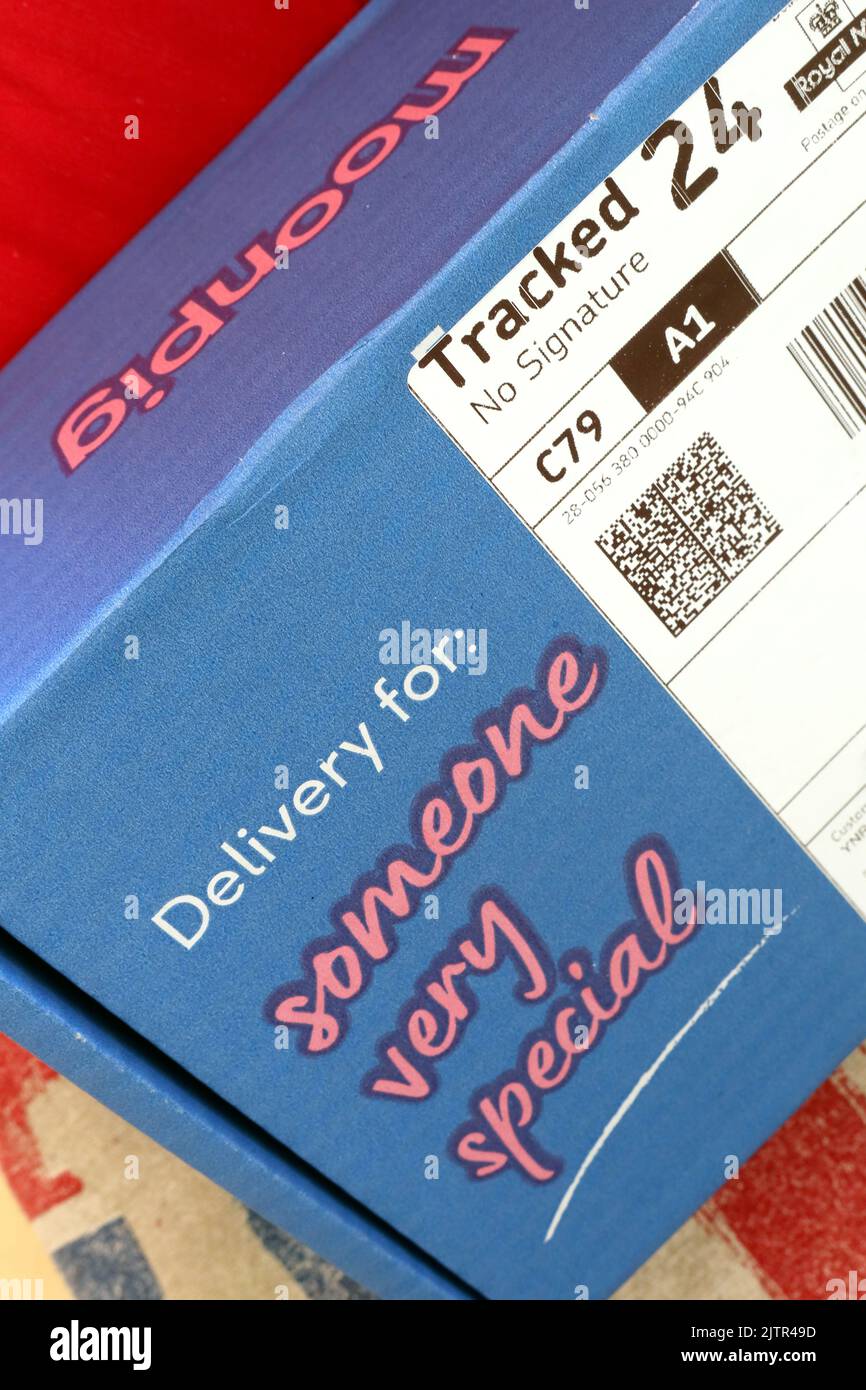 Moonpig Delivery Package - Lieferung für jemanden ganz besonderen, Karte und Geschenk. Blaue und rosa Verpackung Stockfoto