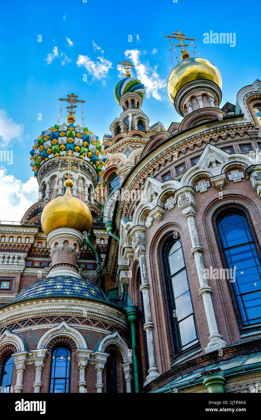 Unterseite der berühmten und bunten Kirche des Erlösers auf vergossenen Blut in Sankt Petersburg, Russland Stockfoto