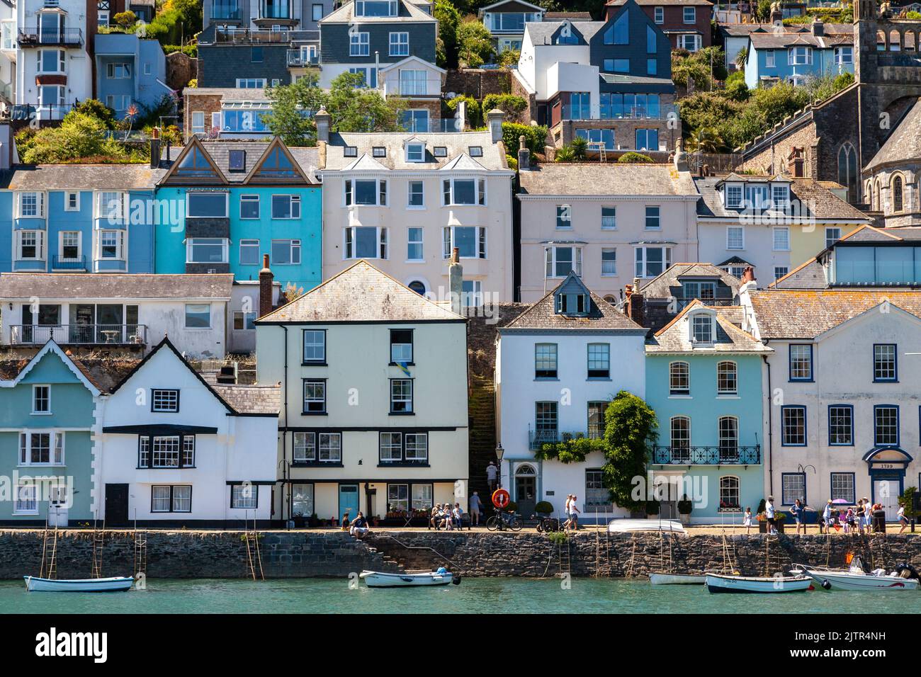 Ein Blick auf die Gebäude am Fluss Dartmouth, Devon, England Stockfoto