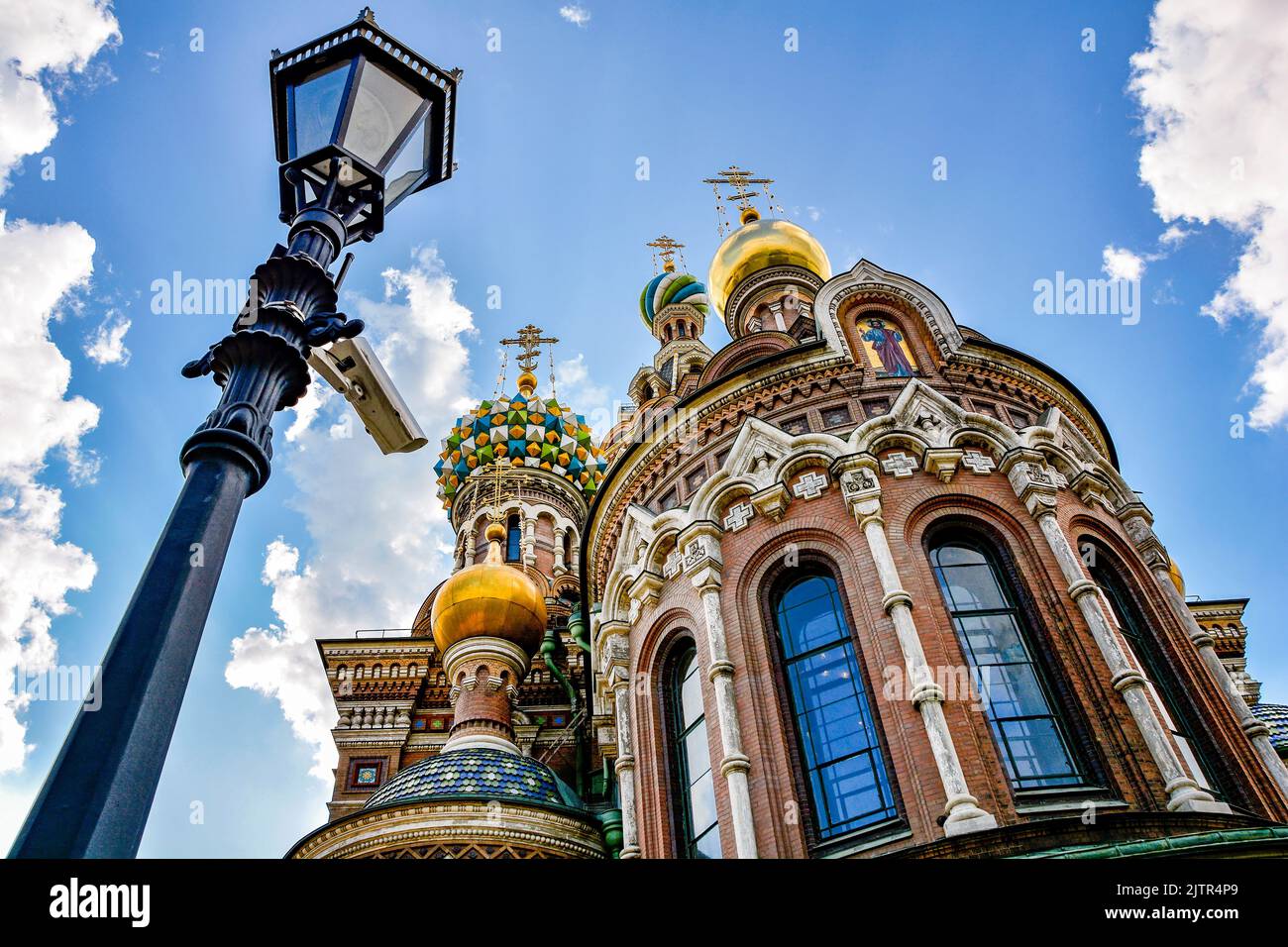 Berühmte und farbenfrohe Kirche des Erlösers an der vergossenen Blutfassade in Sankt Petersburg, Russland Stockfoto