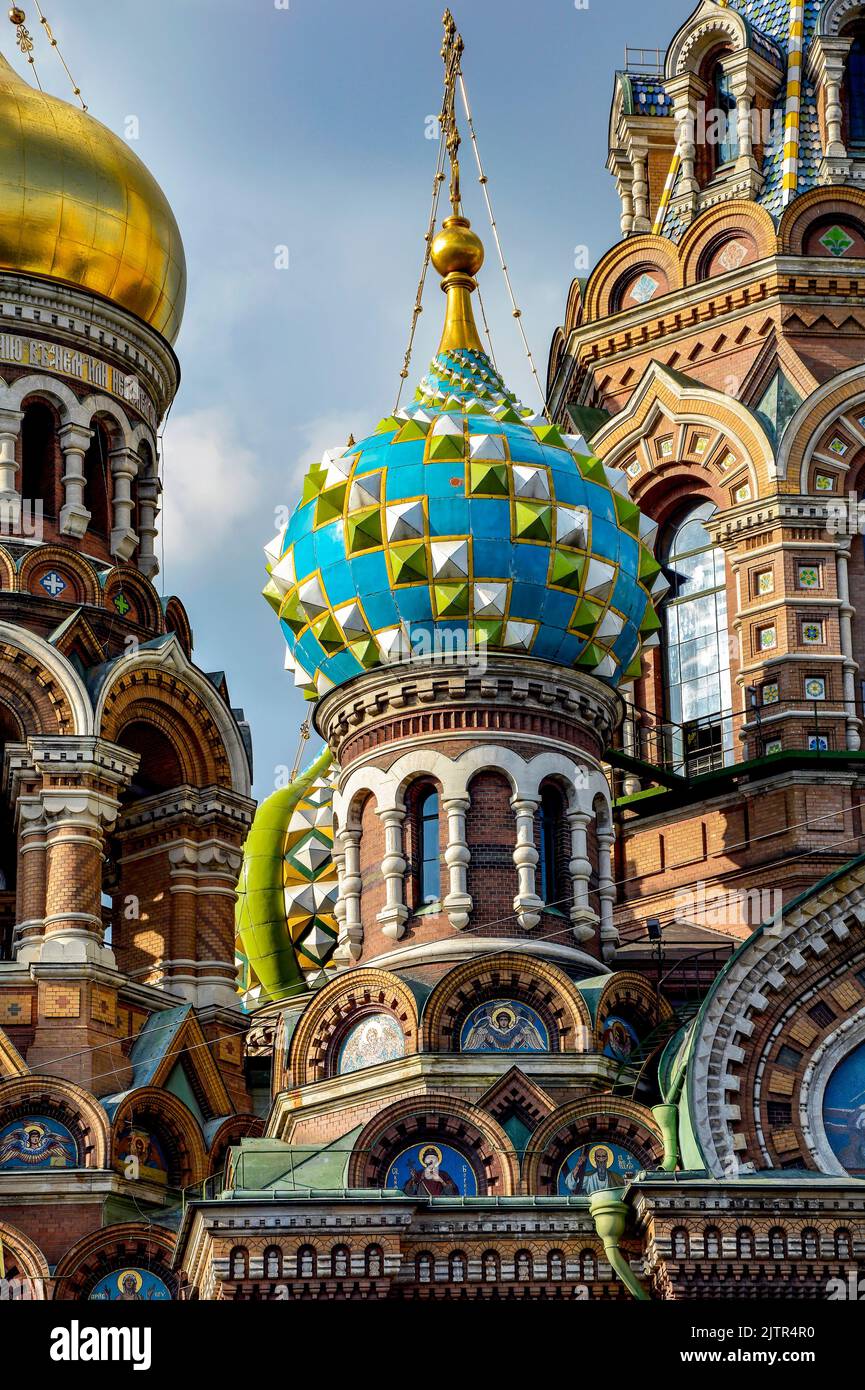 T owers und Kuppeln der berühmten und bunten Kirche des Erlösers auf vergossenen Blut in Sankt Petersburg, Russland Stockfoto