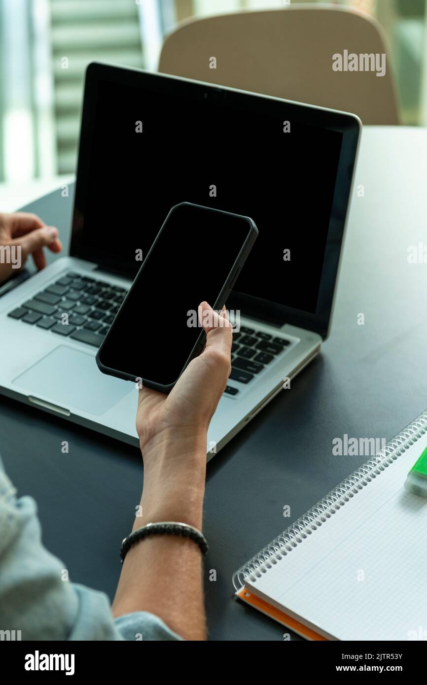 Nahaufnahme einer Frau mit Smartphone und Computer - Stockfoto Stockfoto