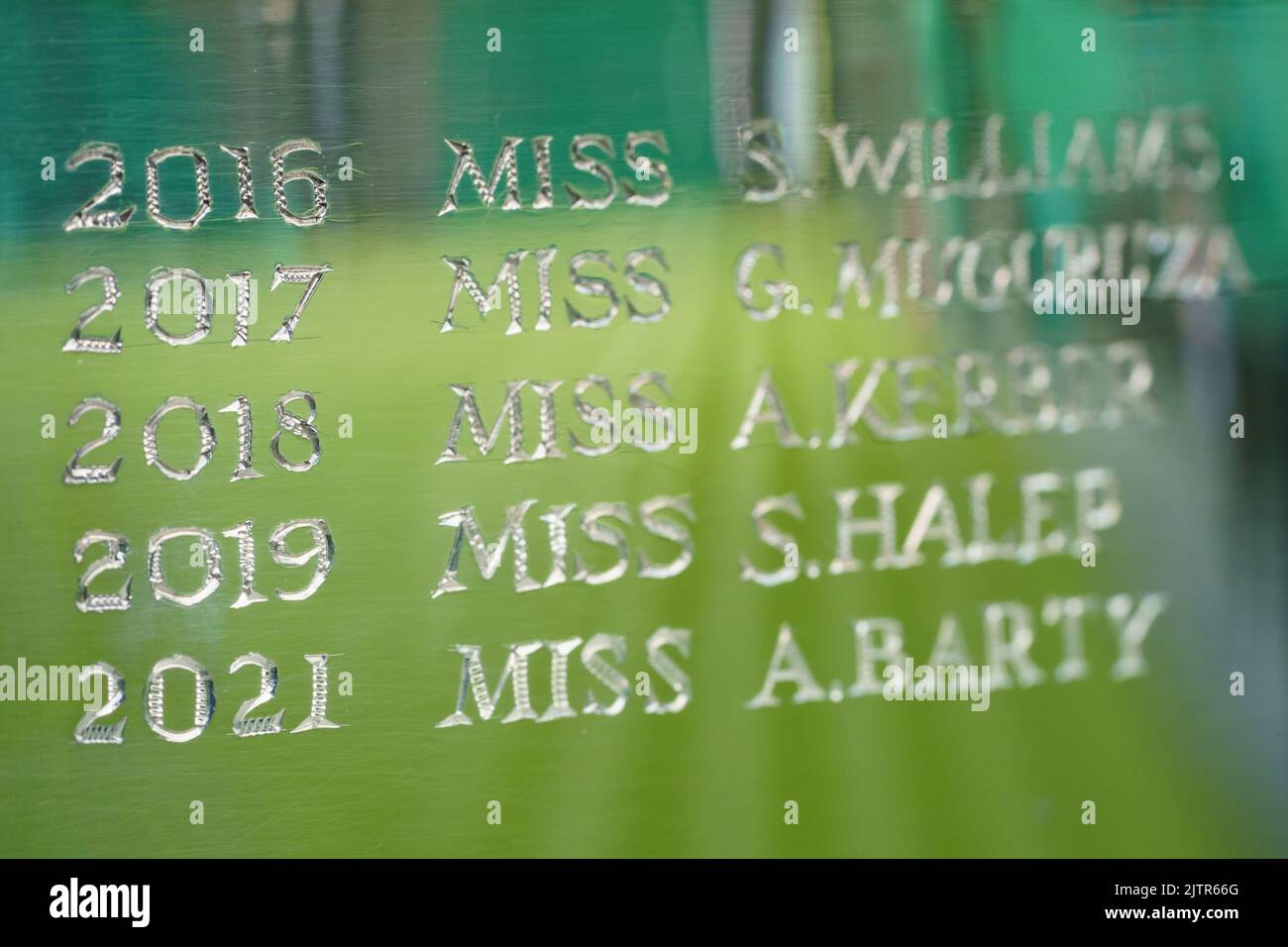 Namen von Wimbledon Women's Singles Champions auf der Siegertrophäe – der Venus Rosewater Dish – wurden eingraviert und 2022 Jahre lang aufgrund der Pandemie vermisst Stockfoto