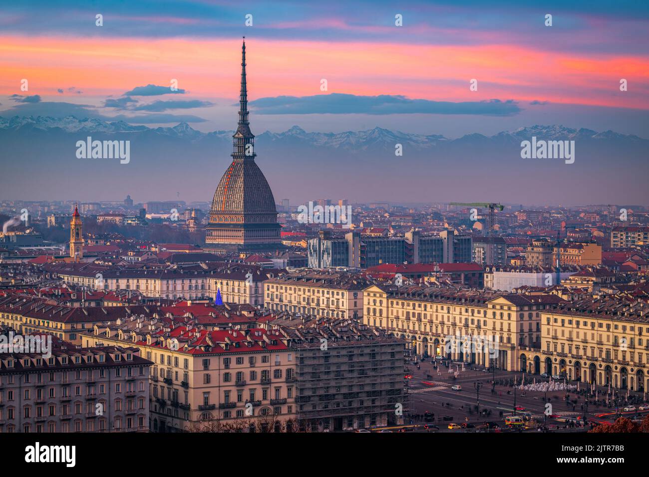 Turin, Piemont, Italien Skyline mit der Mole Antoneliana in der Abenddämmerung. Stockfoto