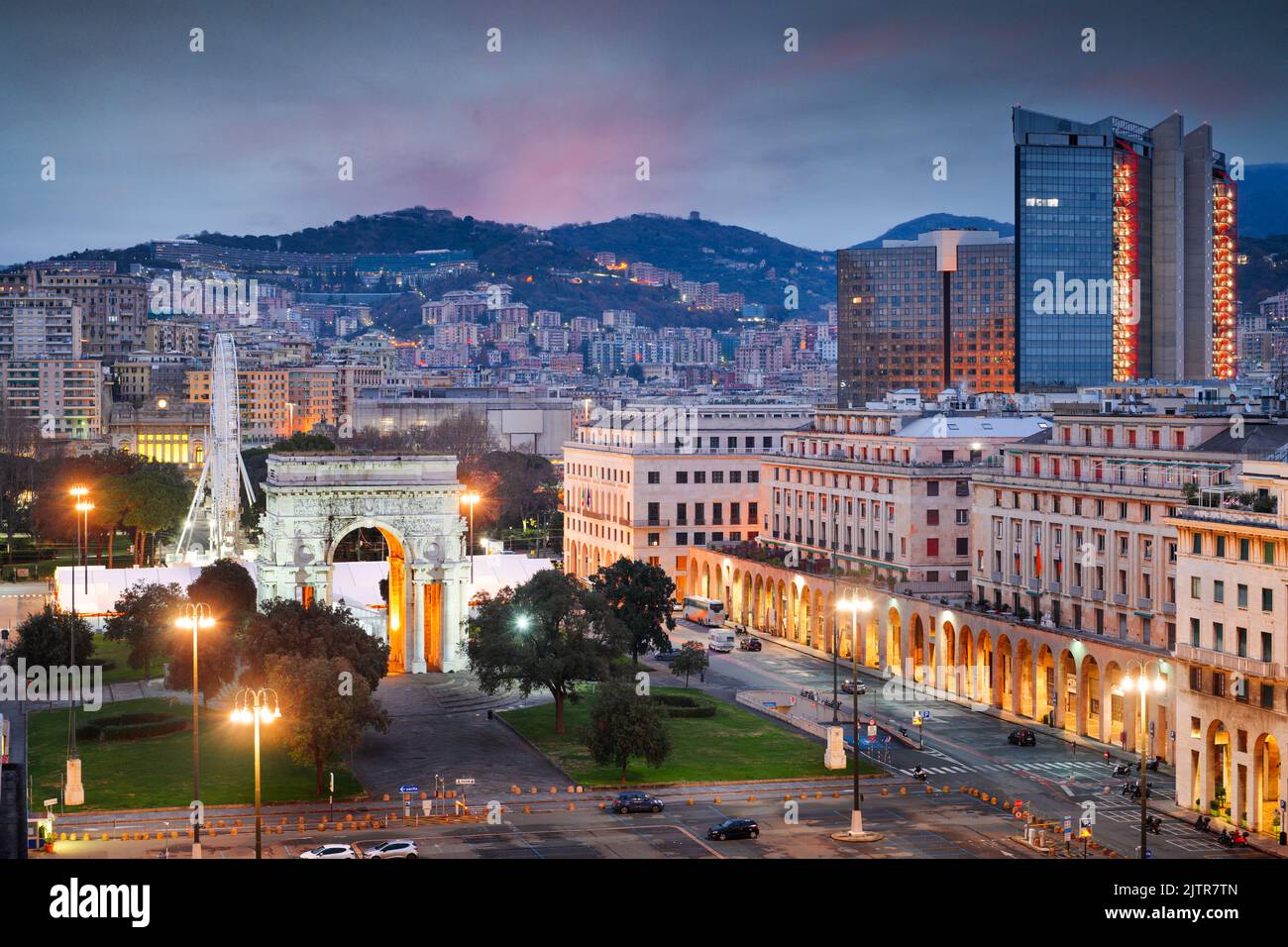 Genua, Italien mit Piazza della Vittoria in der Dämmerung. Stockfoto