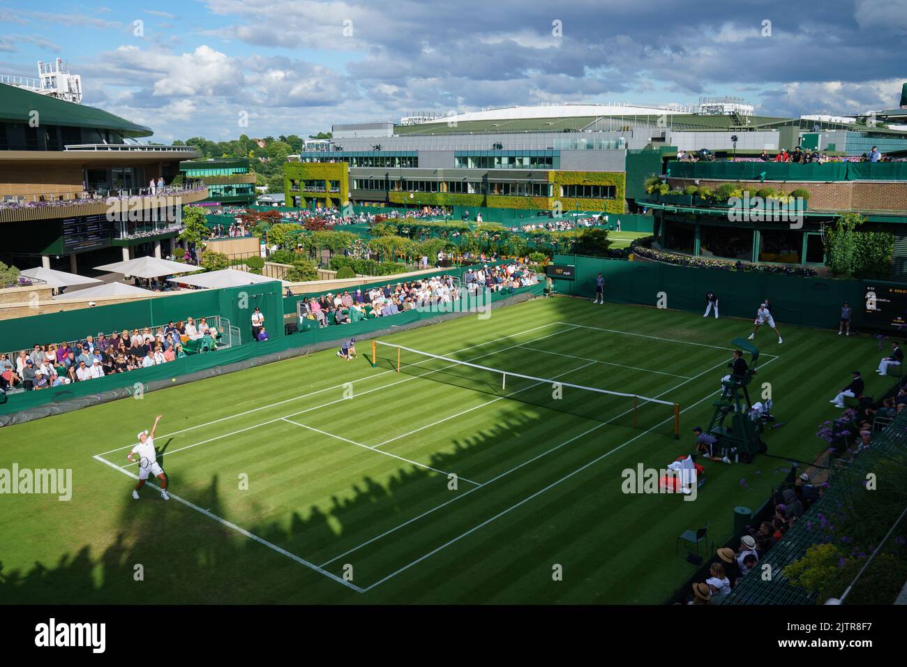 Allgemeine Ansichten von Court 18 mit Enzo Couacaud und John isner bei den Meisterschaften 2022. Im All England Lawn Tennis Club, Wimbledon. Stockfoto