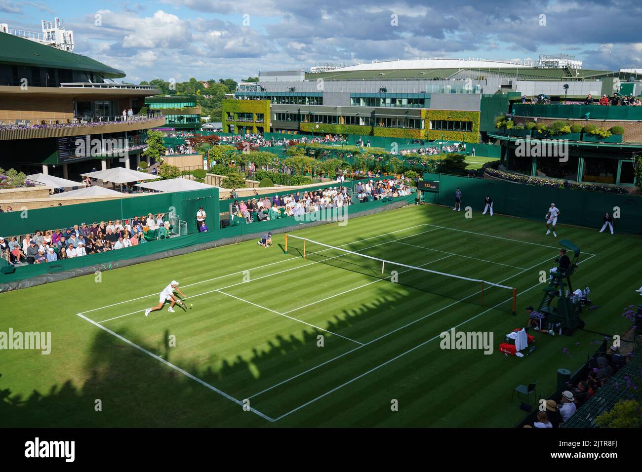 Allgemeine Ansichten von Court 18 mit Enzo Couacaud und John isner bei den Meisterschaften 2022. Im All England Lawn Tennis Club, Wimbledon. Stockfoto