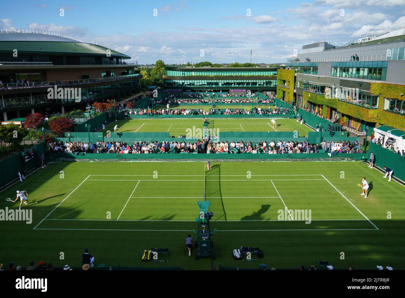 Allgemeine Ansichten von Court 14 mit Miomir Kecmanovic und John Millman bei den Meisterschaften 2022. Im All England Lawn Tennis Club, Wimbledon. Stockfoto