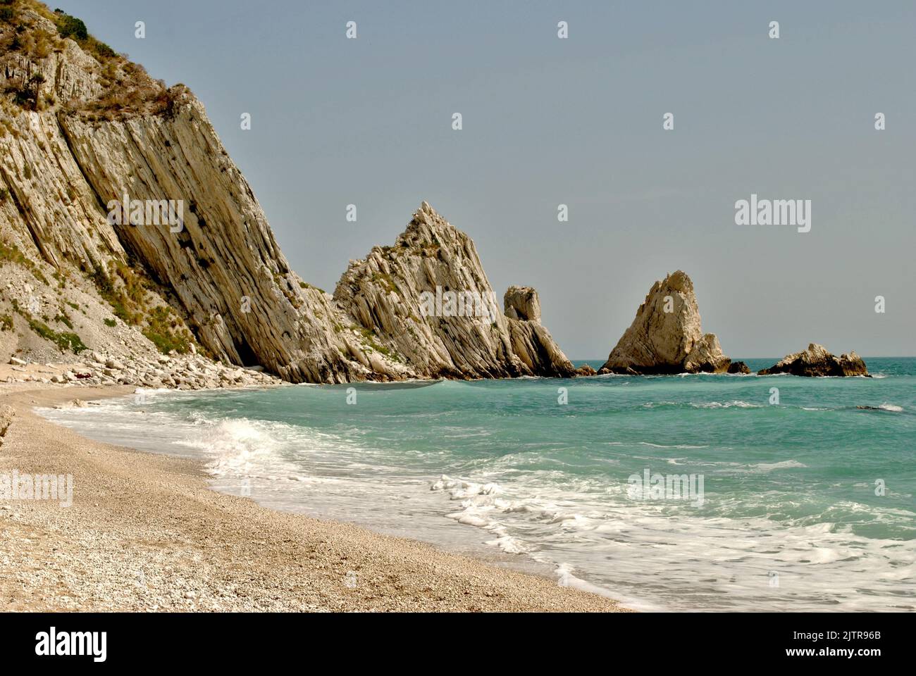 Steile Hügel und weiße Klippen am Strand im mittelmeer Stockfoto