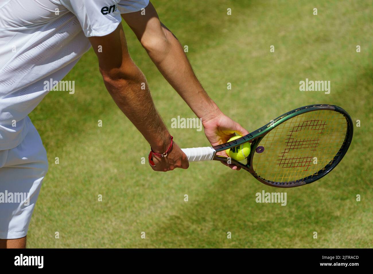 Generisches Detail von Alex De Minaur aus Australien, der bei den Meisterschaften 2022 auf Platz 2 diente. Im All England Lawn Tennis Club, Wimbledon. Stockfoto