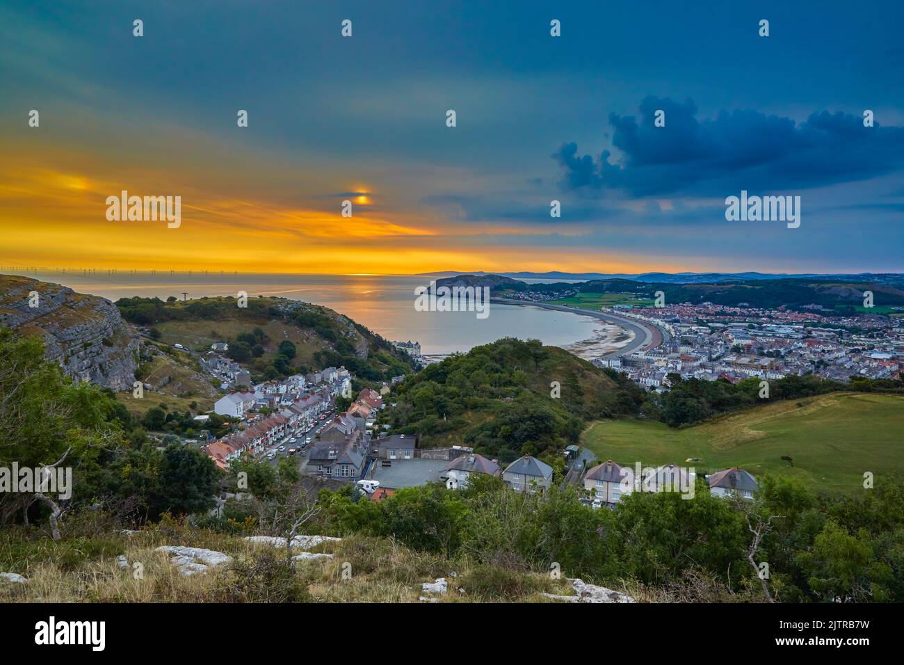 Sonnenaufgang über der Bucht von Llandudno, Nordwales, aufgenommen von der Great Orme. Stockfoto