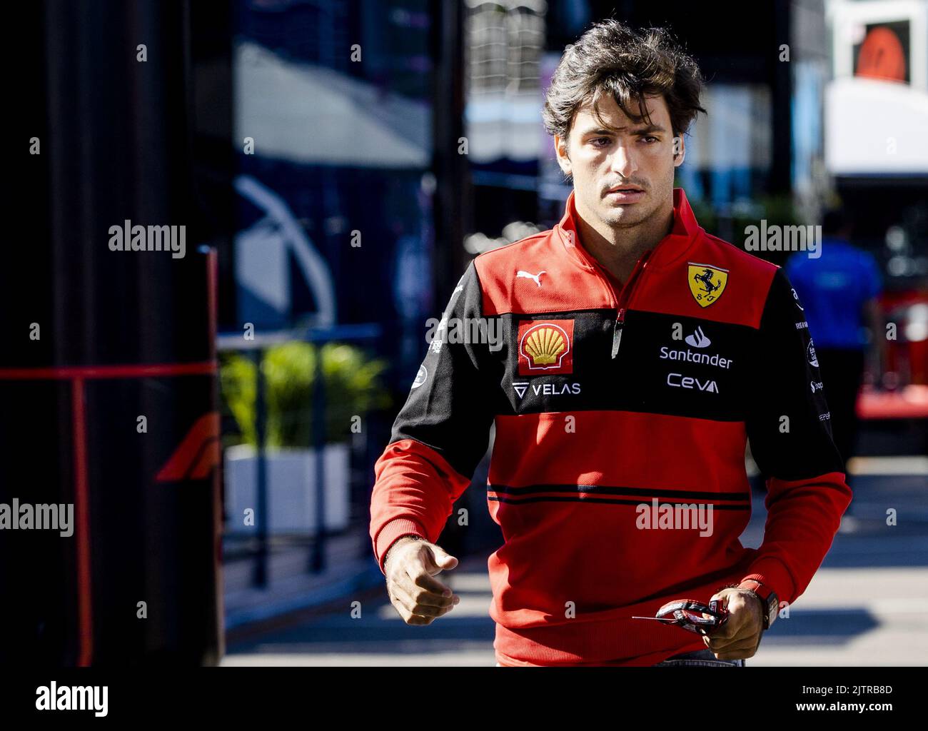 ZANDVOORT - Carlos Sainz (Ferrari) erreicht die Rennstrecke. Der GP fand im vergangenen Jahr aufgrund der Corona-Maßnahmen in modifizierter Form statt. In diesem Jahr werden bis zu 110.000 Besucher pro Tag erwartet. ANP SEM VAN DER WAL Stockfoto