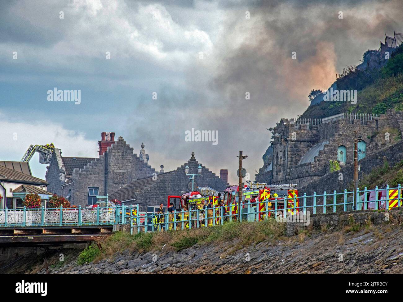Rauch wabert in den Himmel, als heute Nachmittag im Nachtclub des alten Cinderella am Mumbles Pier in der Nähe von Swansea ein Großbrand ausbrach. Stockfoto