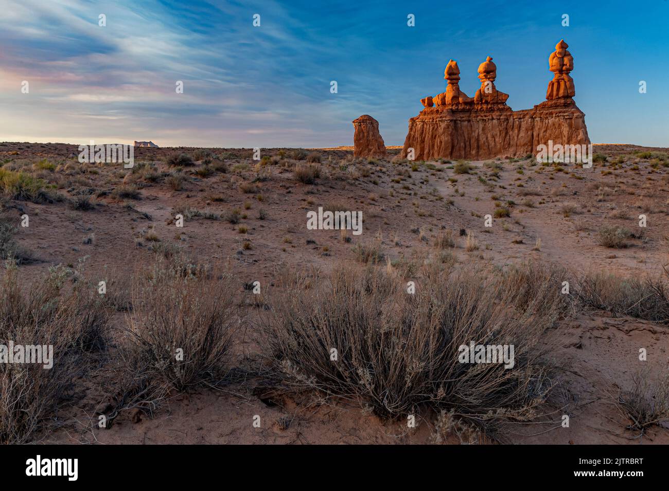 Die Formation „Know As Three Sisters“ ist im Goblin Valley State Park, Emery County, Utah, im späten Abendlicht gebadet Stockfoto