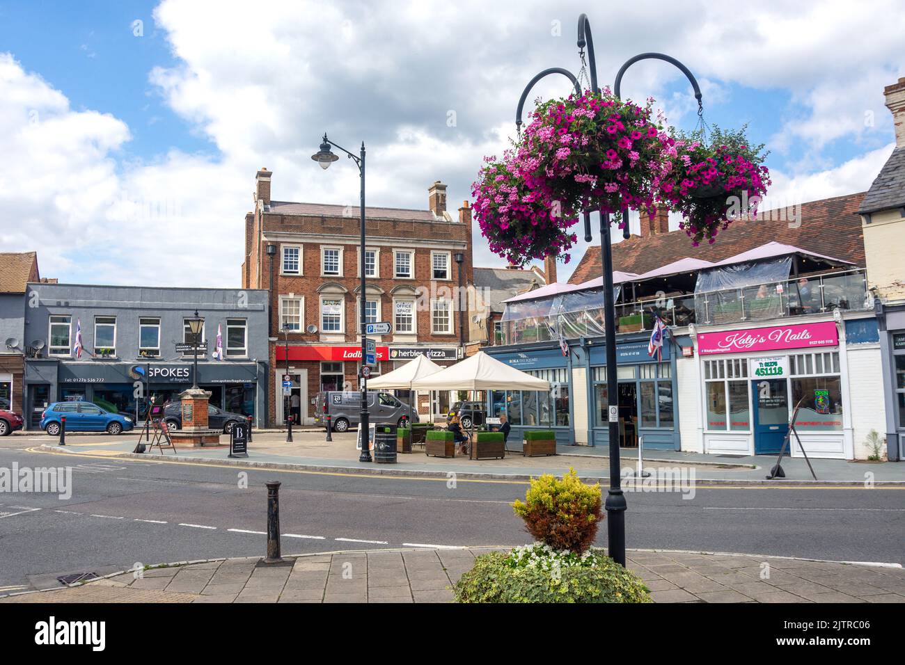 The Square, High Street, Bagshot, Surrey, England, Vereinigtes Königreich Stockfoto