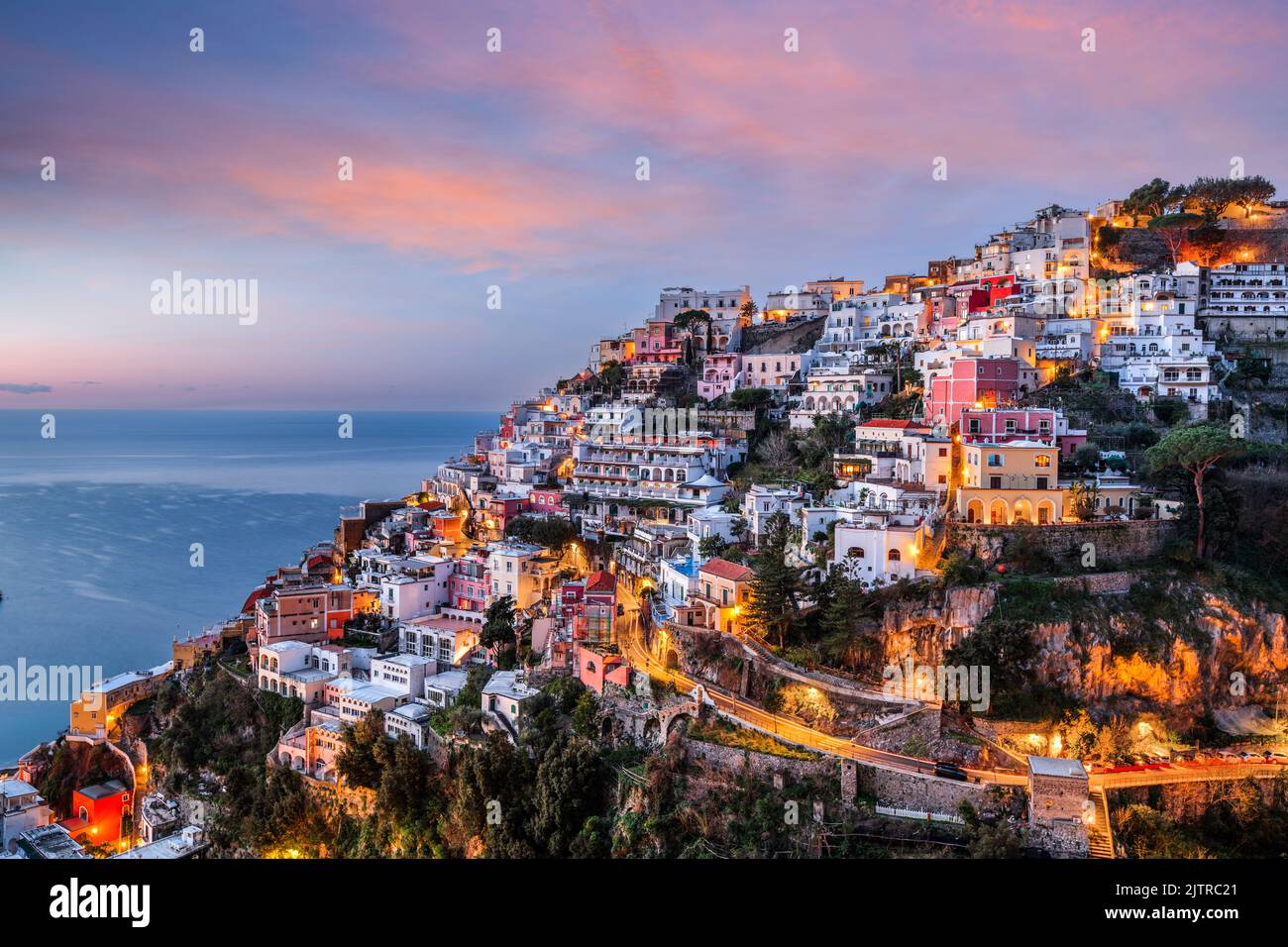 Positano, Italien entlang der Amalfiküste bei Sonnenuntergang. Stockfoto