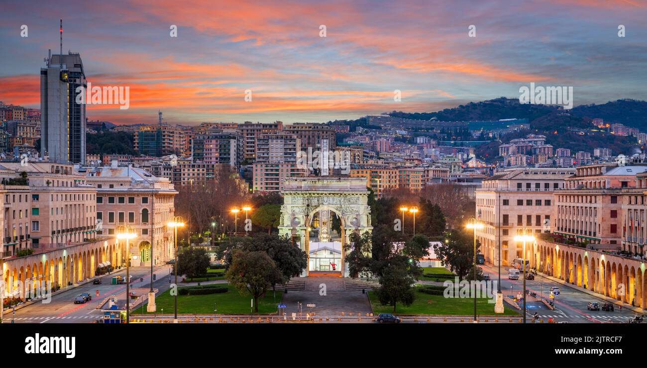 Genua, Italien Park und Triumphbogen im Stadtbild in der Morgendämmerung. Stockfoto