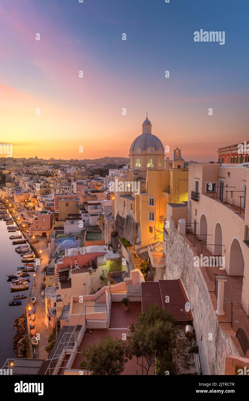 Procida, die Skyline der italienischen Altstadt im Mittelmeer während der Abenddämmerung. Stockfoto