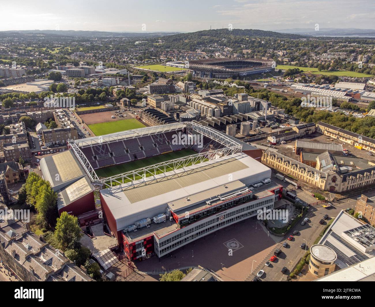 Ein Luftbild mit Tynecastle Park, Edinburgh, Heimstadion des Midlothian Football Club mit Murrayfield Stadium im Hintergrund. Stockfoto
