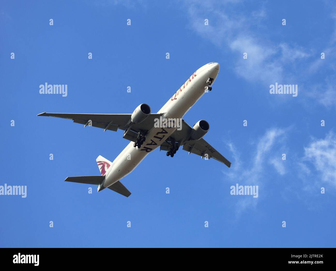 Passagier-Jet-Flugzeug, das direkt oben in einem klaren blauen Himmel fliegt Stockfoto
