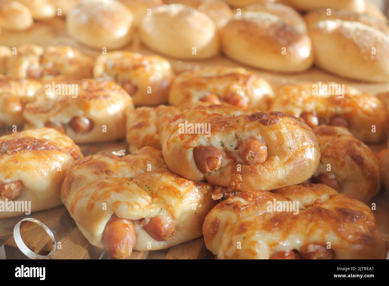 Stapel frisch gebackenes Croissant mit Wurst Stockfoto