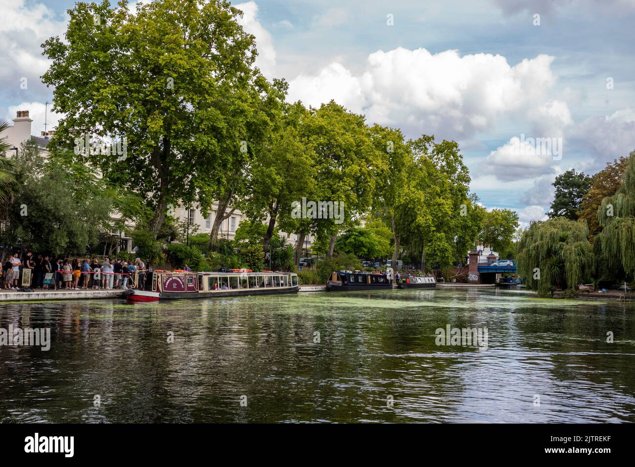 Little Venice, Maida Wale, bietet Bootsfahrten entlang des Kanals entlang nach Camden Town an. Little Venice ist ein schöner Ort und ein Touristenziel in London Stockfoto