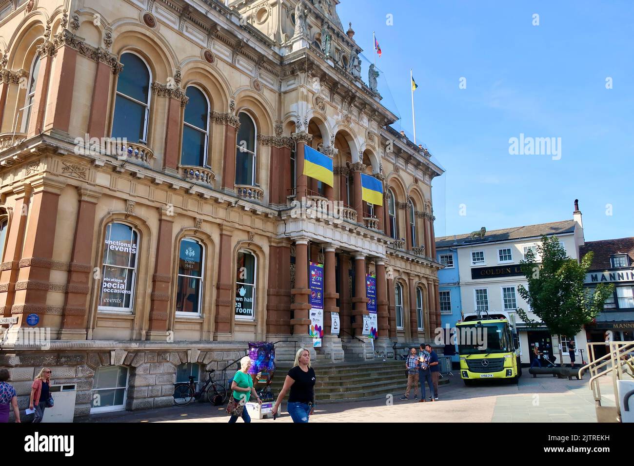 Ipswich, Suffolk, Großbritannien - 1. September 2022: Heller, sonniger Morgen im Stadtzentrum. Das Rathaus mit der Ukraine-Flagge, Cornhill. Stockfoto