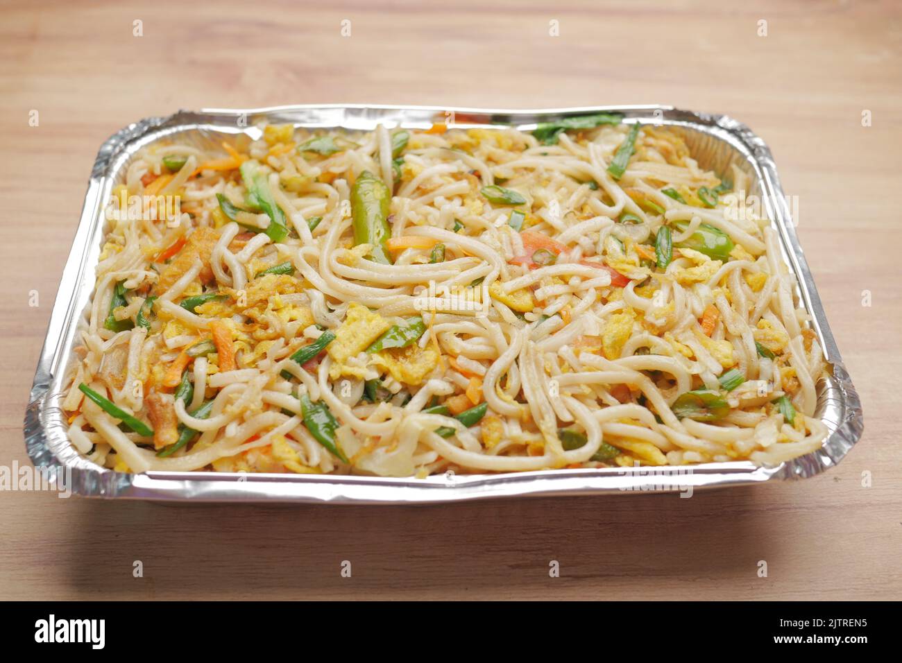 Lockige Nudeln in einem Take-Away-Paket Draufsicht, Stockfoto
