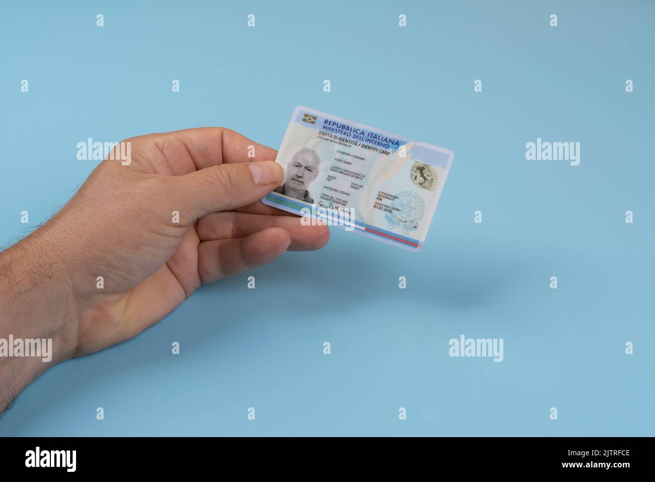 Ein Mann mit einem italienischen Personalausweis in den Händen Stockfoto