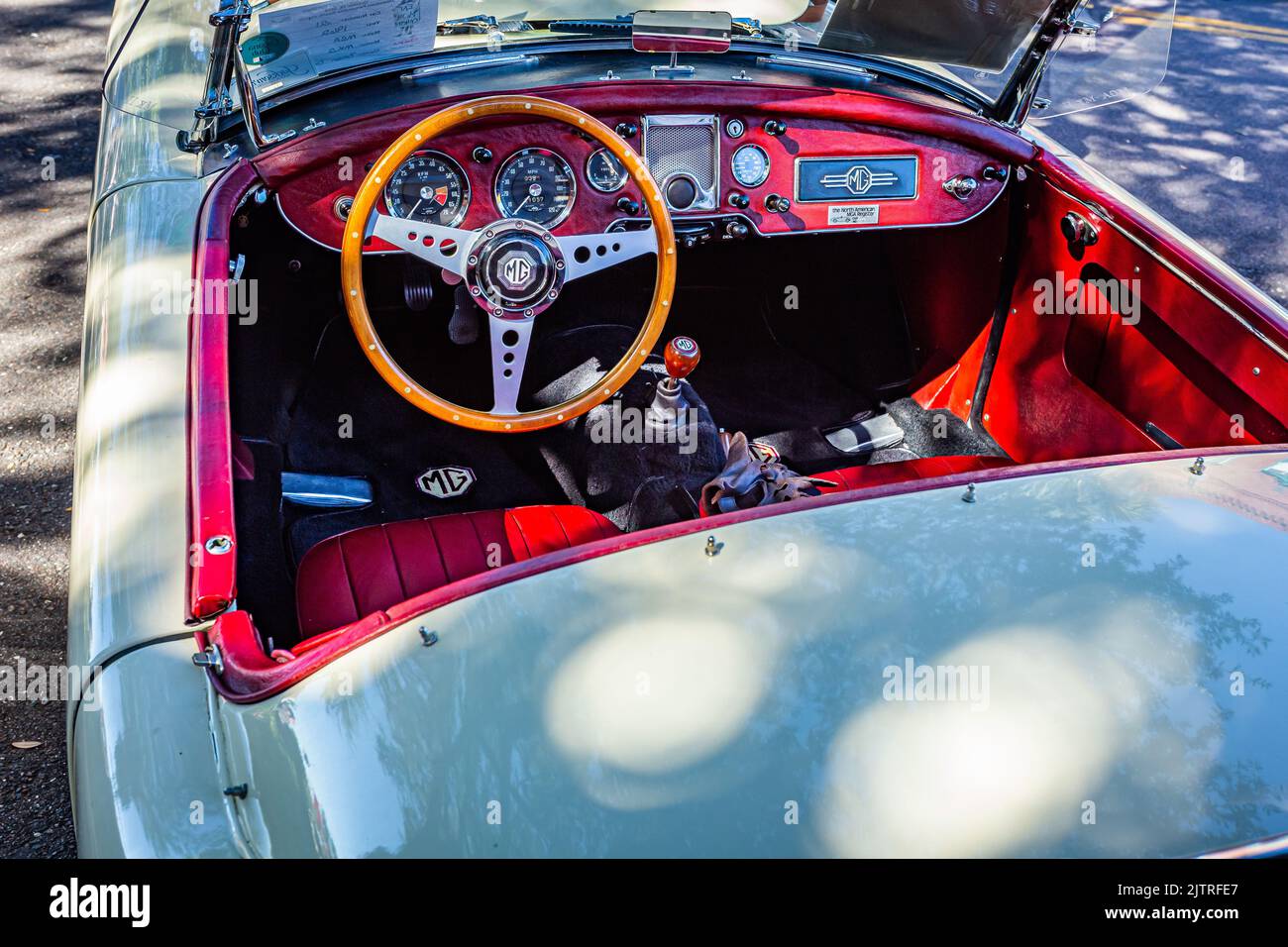 Fernandina Beach, FL - 18. Oktober 2014: Weitwinkel-Innenansicht eines 1962 MGA Mark II Cabrio Roadsters auf einer Oldtimer-Show in der Innenstadt. Stockfoto