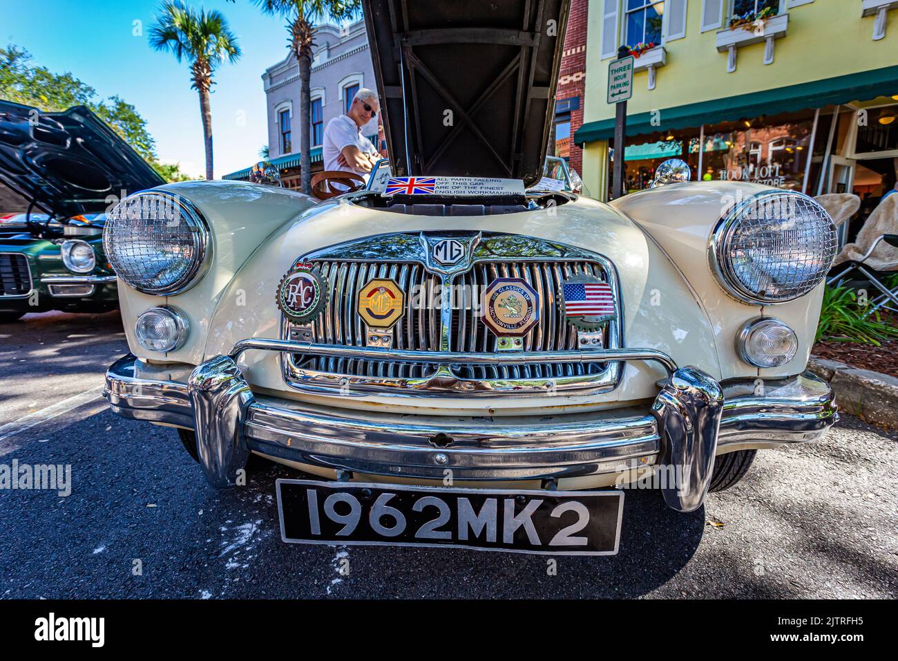 Fernandina Beach, FL - 18. Oktober 2014: Weitwinkelansicht eines 1962 MGA Mark II Cabrio Roadsters aus der unteren Perspektive auf einem Oldtimer-Markt in der Innenstadt Stockfoto