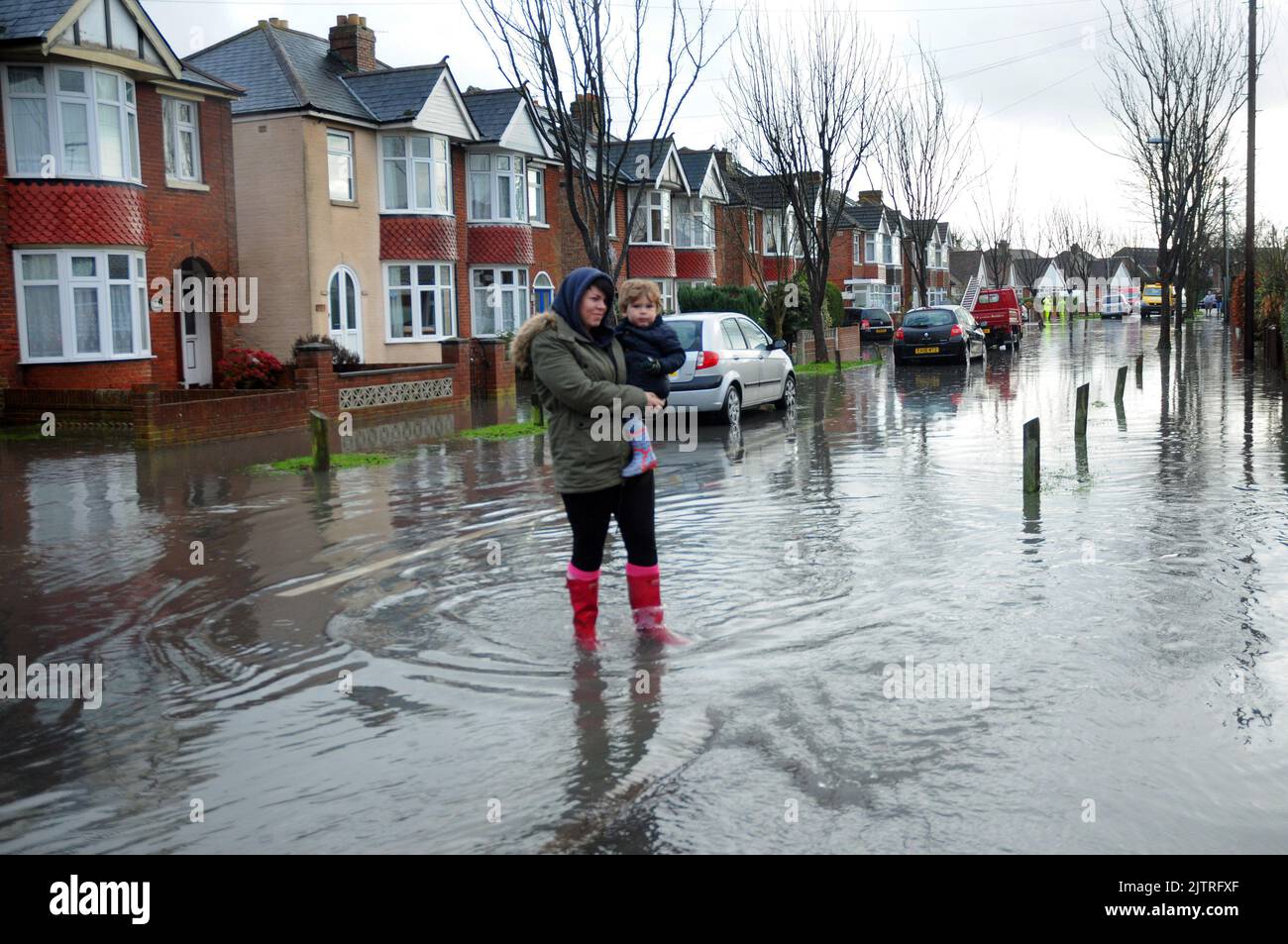 EIN JUGENDLICHER WIRD IN PORTSMOUTH ÜBER DIE BAHNHOFSSTRASSE GEBRACHT, NACHDEM ES MORGENS DURCH SINTFLUTARTIGE REGENFÄLLE ÜBERFLUTET WURDE. PIC MIKE WALKER,2012 MIKE WALKER BILDER Stockfoto