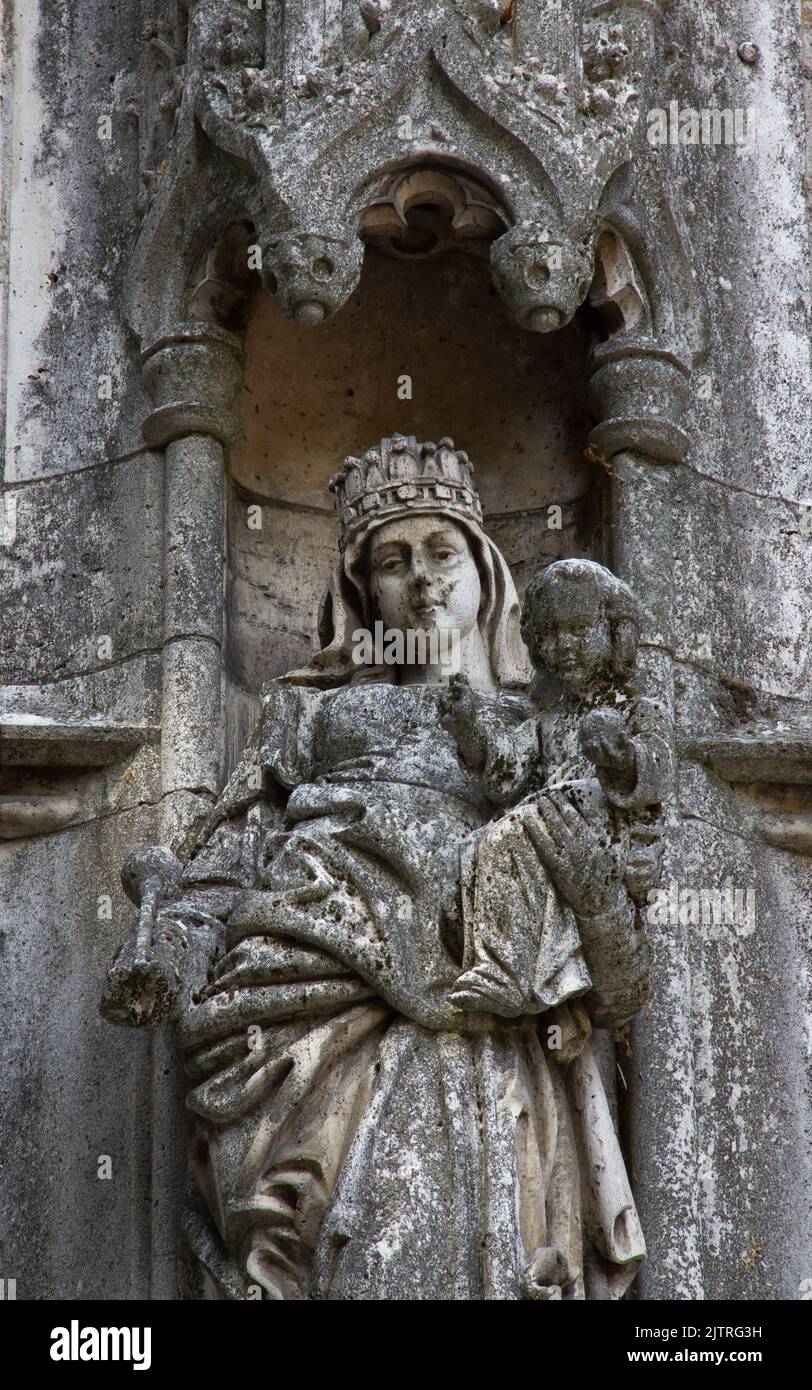 Erodierte Kirche Gebäude Statue mit Mary's Kind. Stockfoto