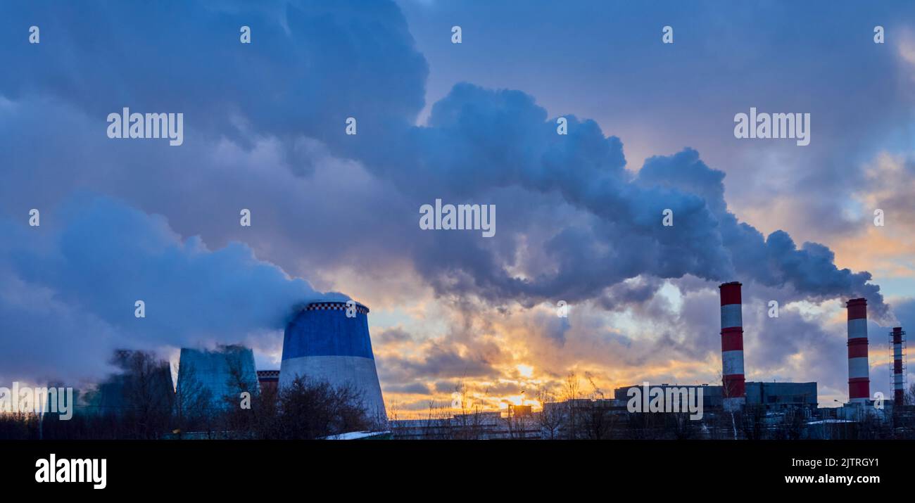 Industrieller Sonnenuntergang auf dem thermischen Kraftwerk Stockfoto Industrieller Sonnenuntergang auf dem thermischen Kraftwerk Stockfoto