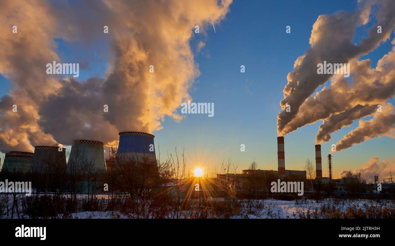 Blick auf den Sonnenuntergang im Winter durch das Thermalkraftwerk Stockfoto Blick auf den Sonnenuntergang im Winter durch das Thermalkraftwerk Stockfoto