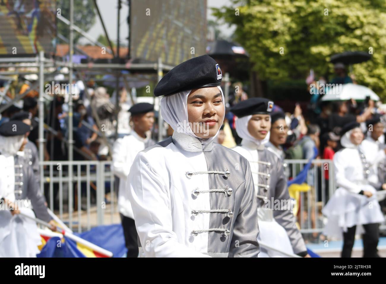 Ein Mitglied des Farbschutzes, der während der Feierlichkeiten zum Nationalfeiertag 2022 in Malaysia auftrat Stockfoto