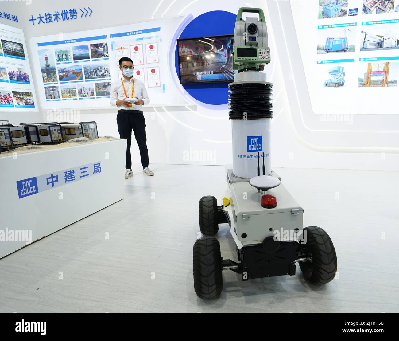 Peking, China. 1. September 2022. Ein Mitarbeiter zeigt auf der China International Fair for Trade in Services (CIFTIS) 2022 in Peking, der Hauptstadt Chinas, am 1. September 2022 einen hochpräzisen Messroboter für den Straßenbau. Die CIFTIS findet vom 31. August bis 5. September in Peking statt. Quelle: Jin Haoyuan/Xinhua/Alamy Live News Stockfoto