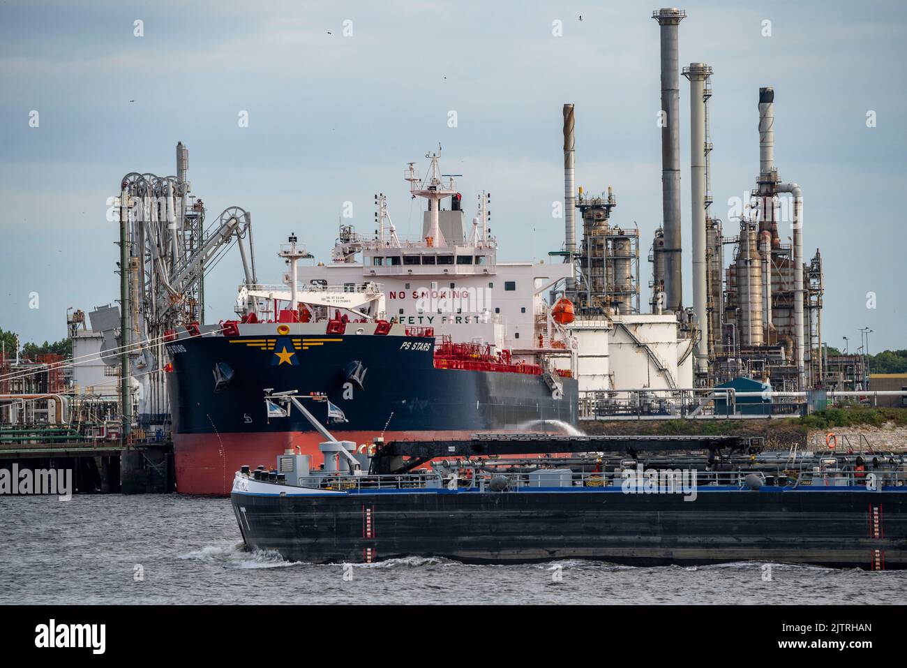 Petroleumhaven, Shell Terminal Europoort, Rohöltankfarm, Großtanks und Ladeterminals für Übersee- und Binnenschiffe, Europoort Bulk-Tanker Stockfoto